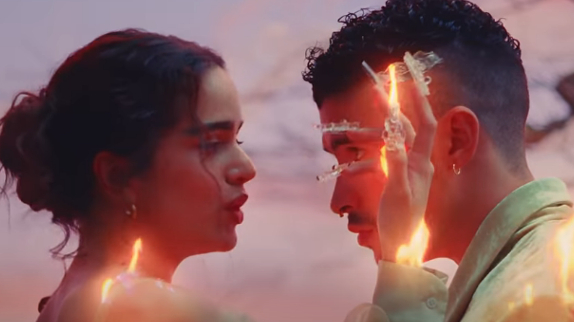 Bad Bunny et Rosalia dans leur nouveau clip "La Noche De Anoche"